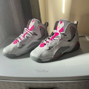 Jordan True Flight
Wolf Grey Deadly Pink (GS) SIZE 7Y